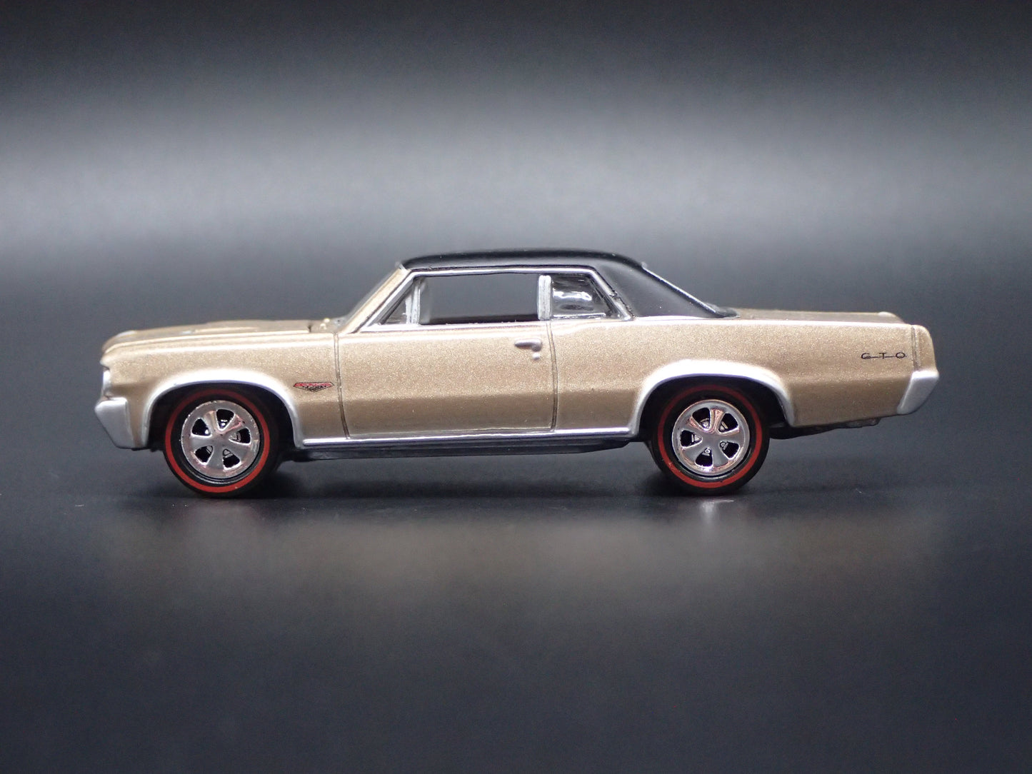 1964 64 PONTIAC GTO TAN 1/64 SCALE COLLECTIBLE DIORAMA DIECAST MODEL CAR