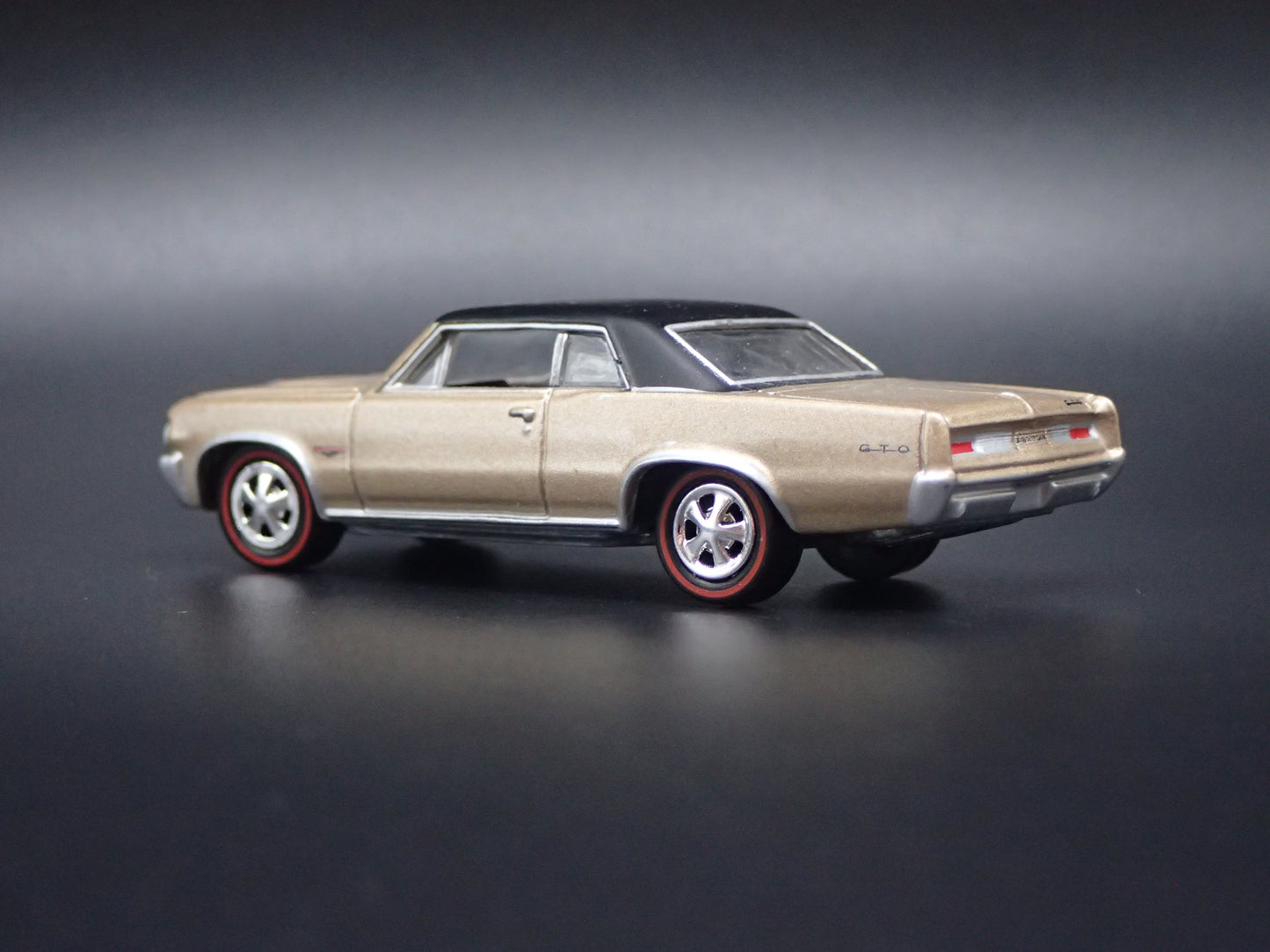 1964 64 PONTIAC GTO TAN 1/64 SCALE COLLECTIBLE DIORAMA DIECAST MODEL CAR