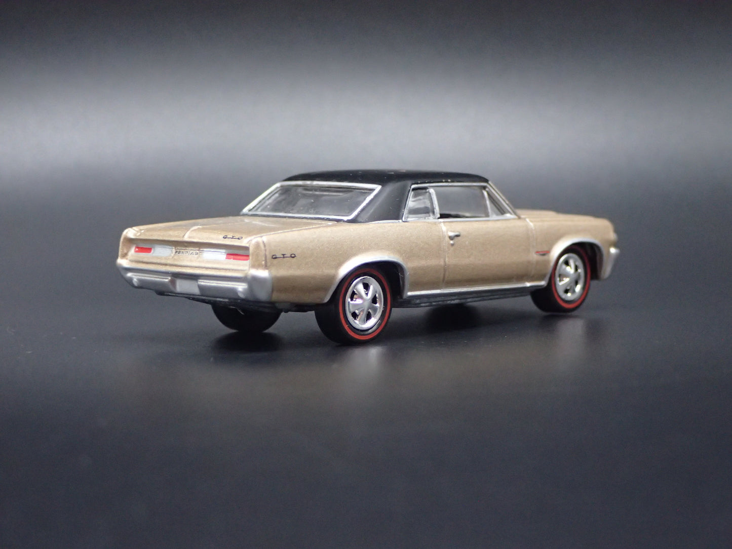 1964 64 PONTIAC GTO TAN 1/64 SCALE COLLECTIBLE DIORAMA DIECAST MODEL CAR