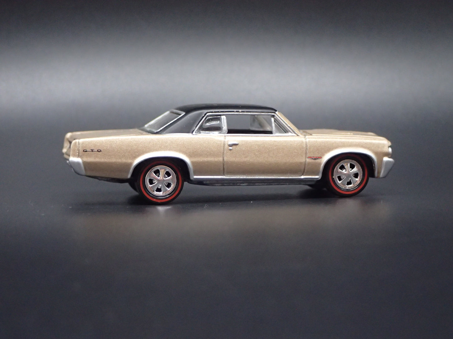 1964 64 PONTIAC GTO TAN 1/64 SCALE COLLECTIBLE DIORAMA DIECAST MODEL CAR