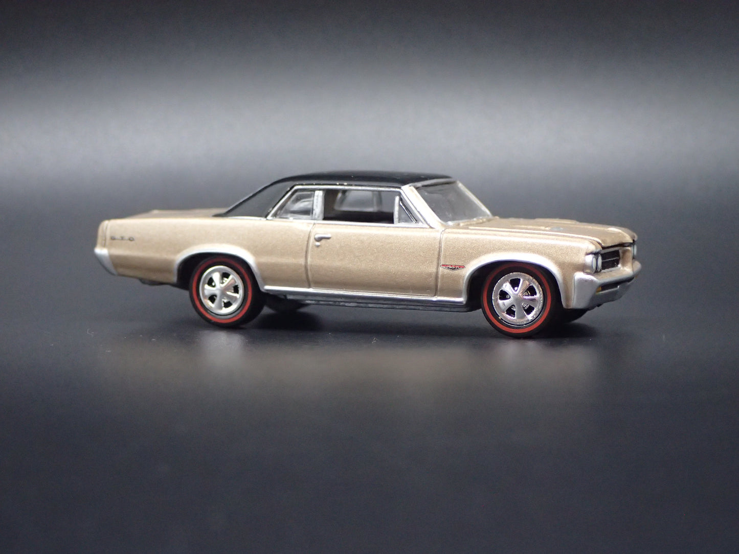1964 64 PONTIAC GTO TAN 1/64 SCALE COLLECTIBLE DIORAMA DIECAST MODEL CAR