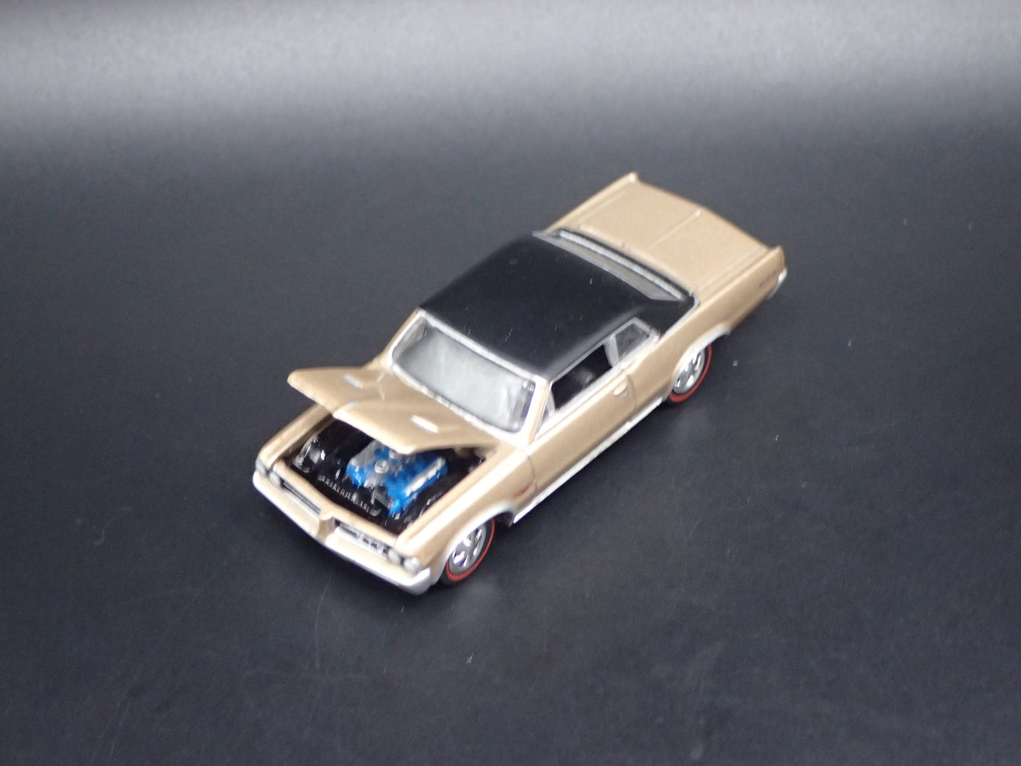 1964 64 PONTIAC GTO TAN 1/64 SCALE COLLECTIBLE DIORAMA DIECAST MODEL CAR