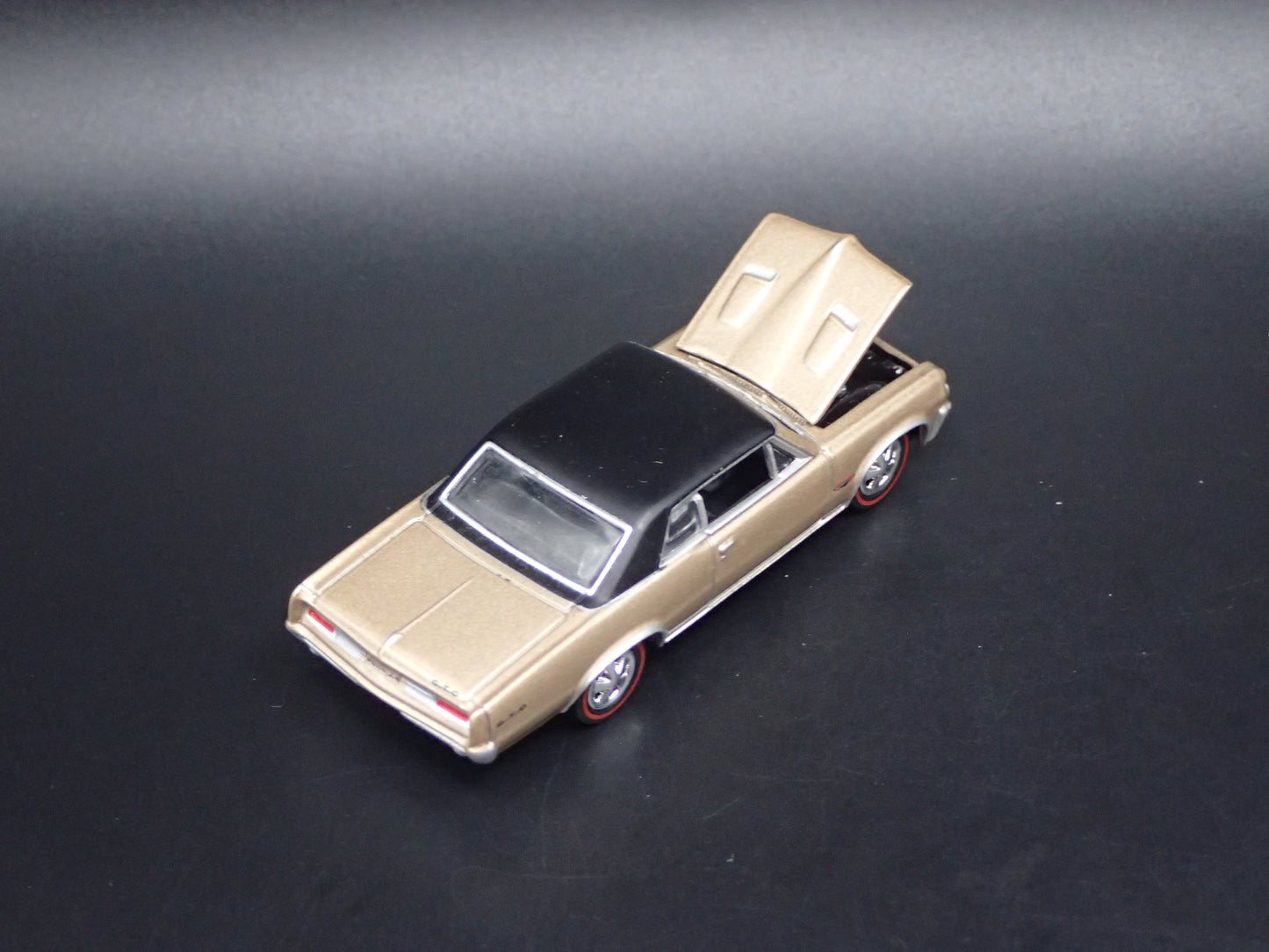 1964 64 PONTIAC GTO TAN 1/64 SCALE COLLECTIBLE DIORAMA DIECAST MODEL CAR