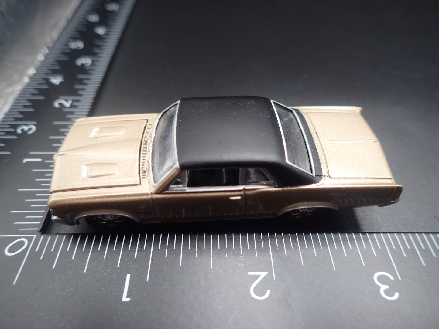 1964 64 PONTIAC GTO TAN 1/64 SCALE COLLECTIBLE DIORAMA DIECAST MODEL CAR