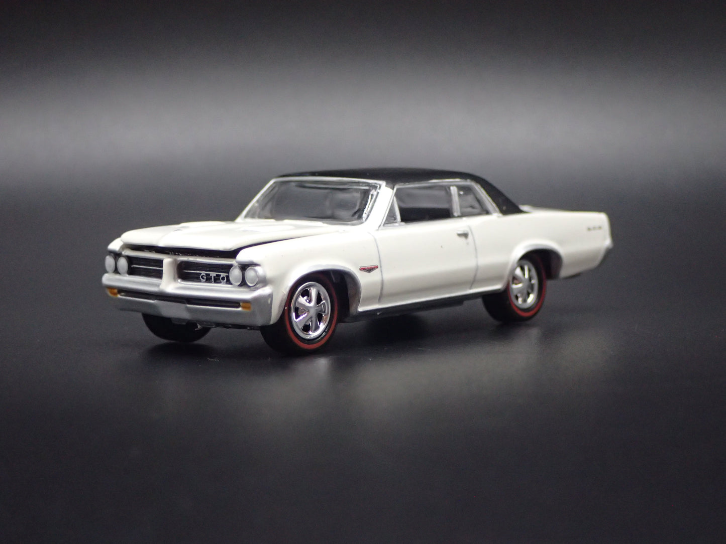 1964 64 PONTIAC GTO WHITE 1/64 SCALE COLLECTIBLE DIORAMA DIECAST MODEL CAR