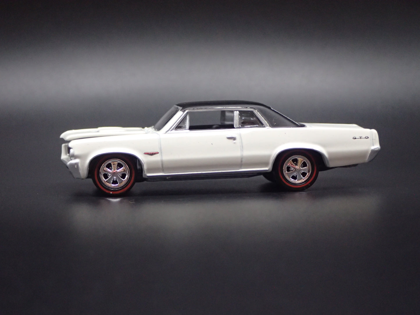 1964 64 PONTIAC GTO WHITE 1/64 SCALE COLLECTIBLE DIORAMA DIECAST MODEL CAR