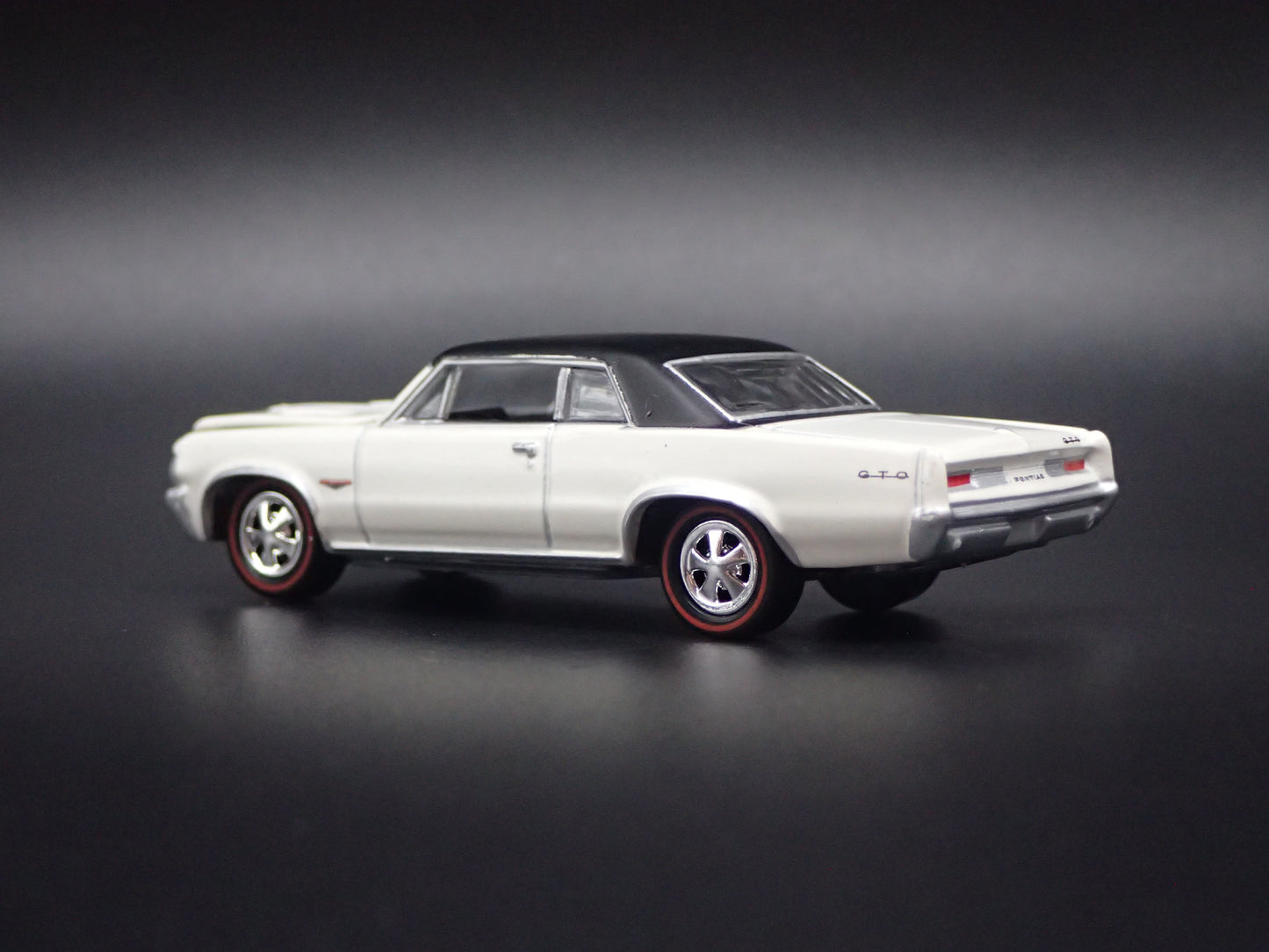 1964 64 PONTIAC GTO WHITE 1/64 SCALE COLLECTIBLE DIORAMA DIECAST MODEL CAR