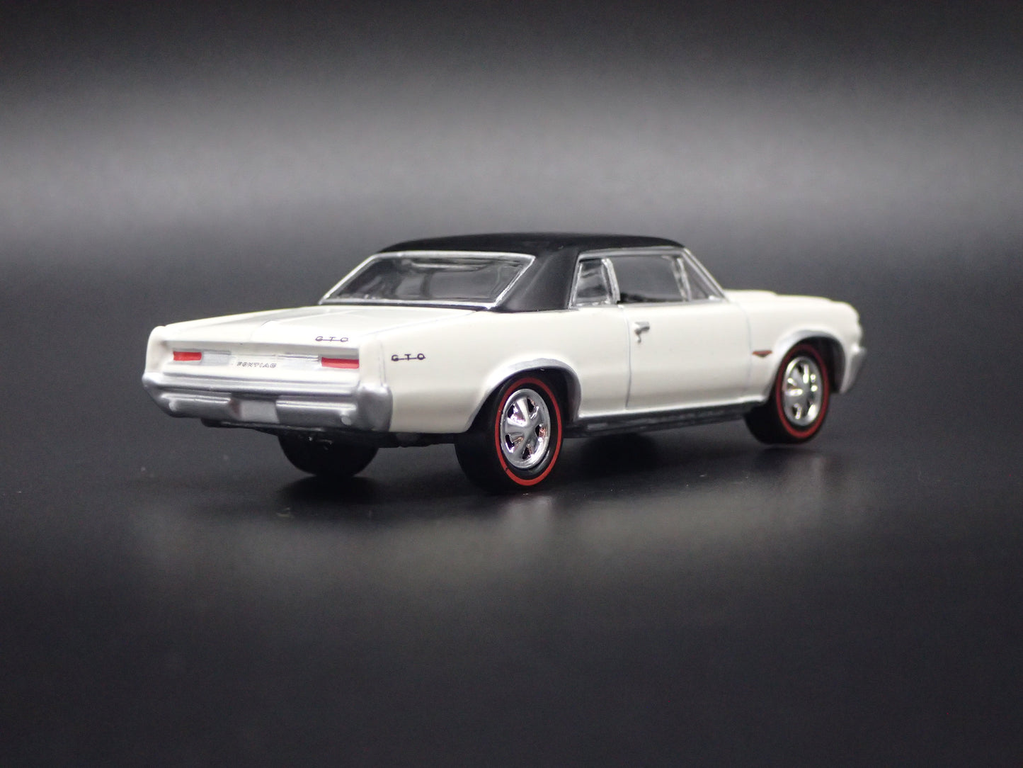 1964 64 PONTIAC GTO WHITE 1/64 SCALE COLLECTIBLE DIORAMA DIECAST MODEL CAR