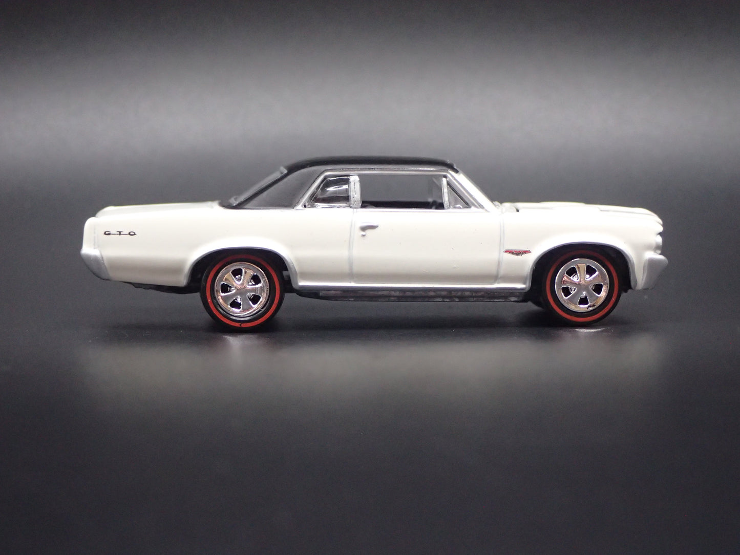 1964 64 PONTIAC GTO WHITE 1/64 SCALE COLLECTIBLE DIORAMA DIECAST MODEL CAR
