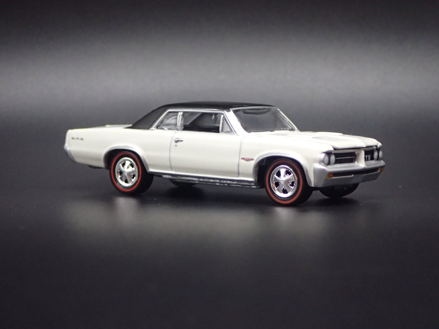 1964 64 PONTIAC GTO WHITE 1/64 SCALE COLLECTIBLE DIORAMA DIECAST MODEL CAR