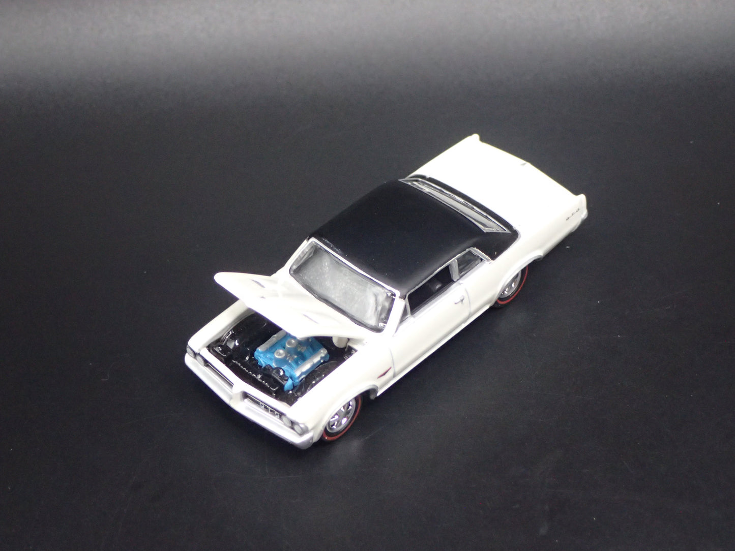 1964 64 PONTIAC GTO WHITE 1/64 SCALE COLLECTIBLE DIORAMA DIECAST MODEL CAR