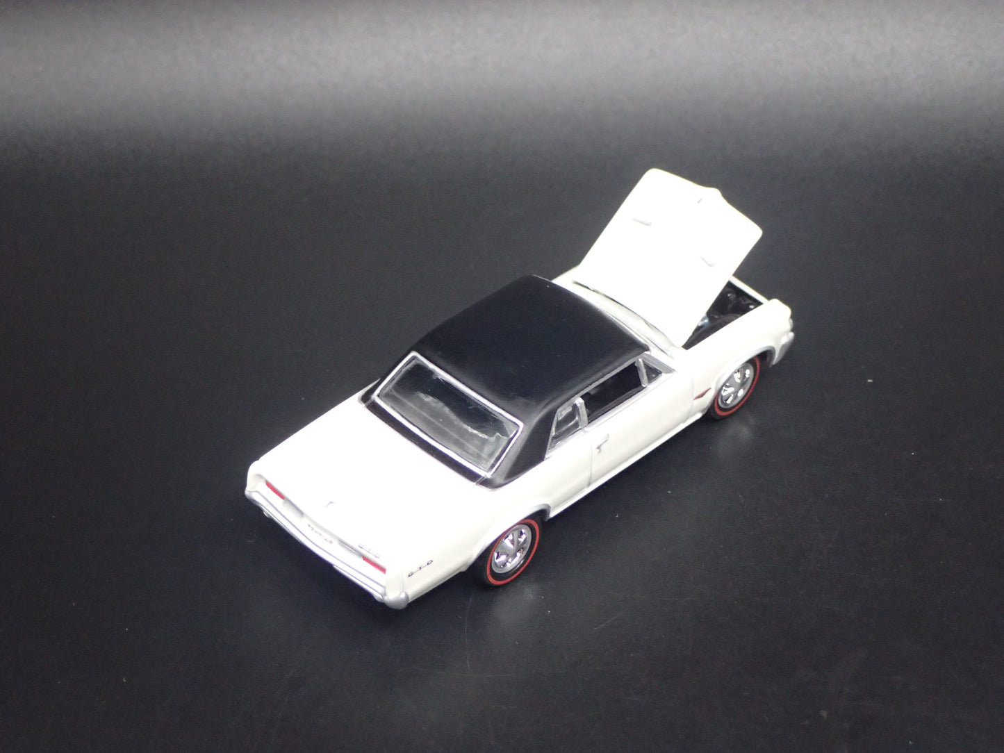 1964 64 PONTIAC GTO WHITE 1/64 SCALE COLLECTIBLE DIORAMA DIECAST MODEL CAR