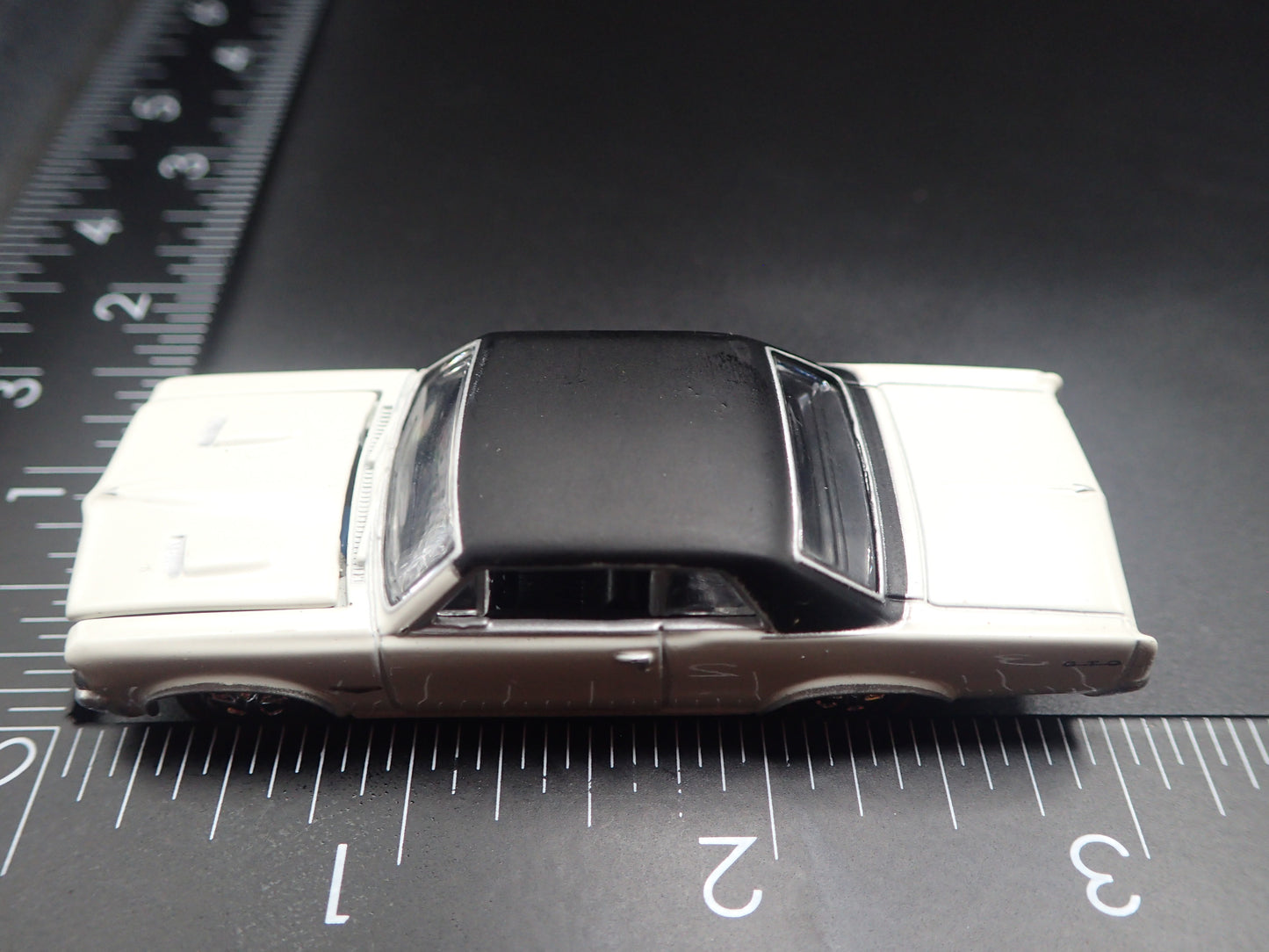 1964 64 PONTIAC GTO WHITE 1/64 SCALE COLLECTIBLE DIORAMA DIECAST MODEL CAR