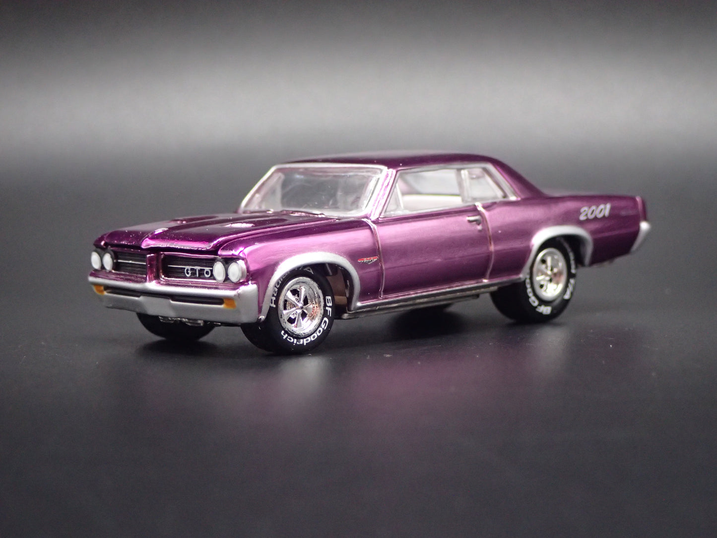 1964 64 PONTIAC GTO PURPLE 1/64 SCALE COLLECTIBLE DIORAMA DIECAST MODEL CAR