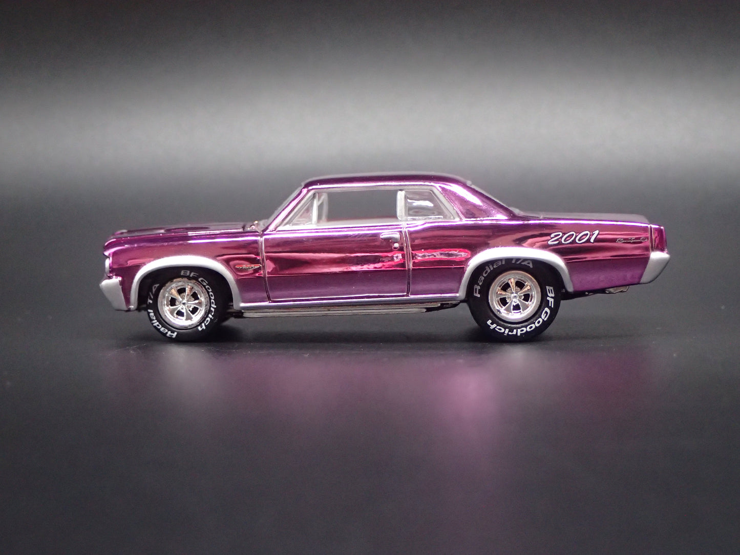 1964 64 PONTIAC GTO PURPLE 1/64 SCALE COLLECTIBLE DIORAMA DIECAST MODEL CAR