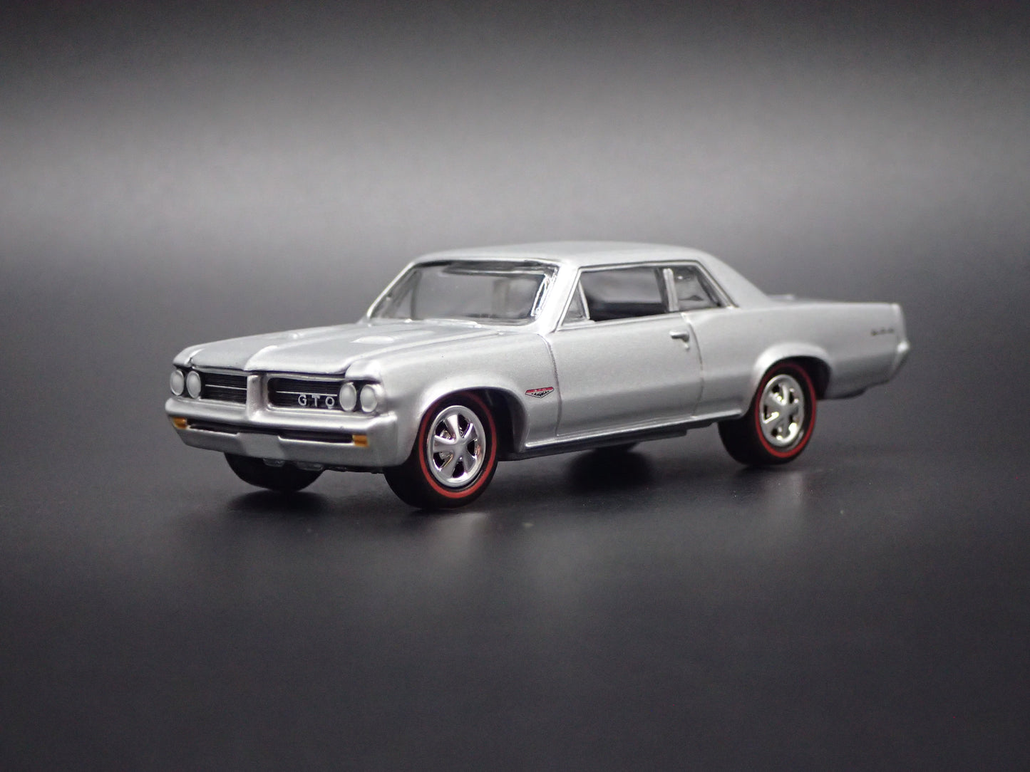 1964 64 PONTIAC GTO SILVER 1/64 SCALE COLLECTIBLE DIORAMA DIECAST MODEL CAR