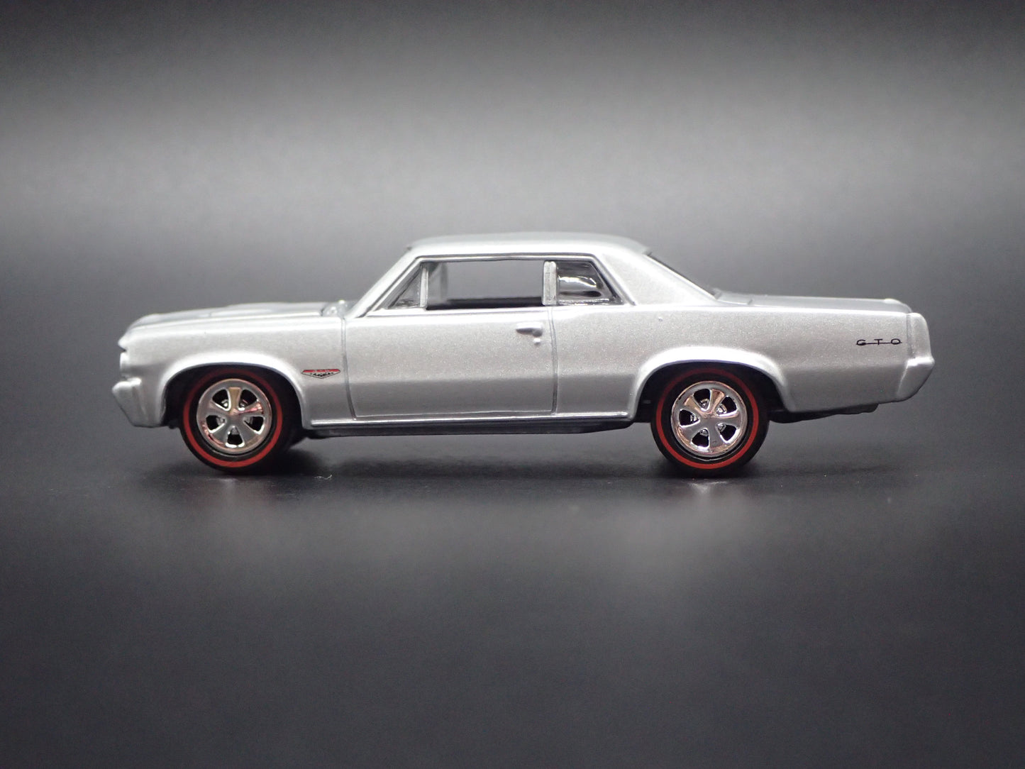 1964 64 PONTIAC GTO SILVER 1/64 SCALE COLLECTIBLE DIORAMA DIECAST MODEL CAR