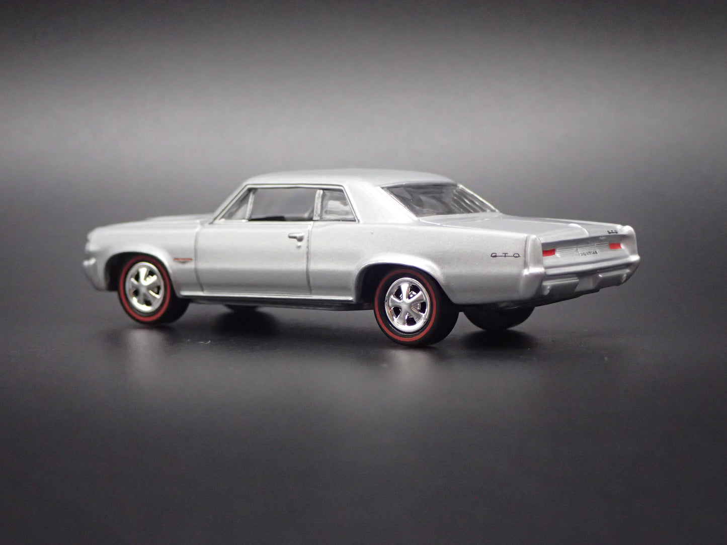1964 64 PONTIAC GTO SILVER 1/64 SCALE COLLECTIBLE DIORAMA DIECAST MODEL CAR