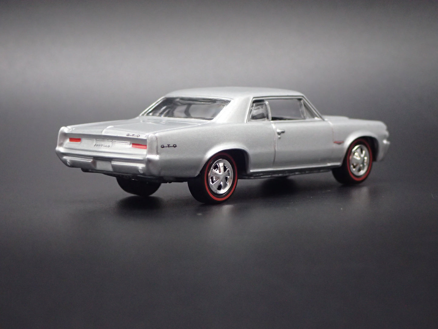 1964 64 PONTIAC GTO SILVER 1/64 SCALE COLLECTIBLE DIORAMA DIECAST MODEL CAR