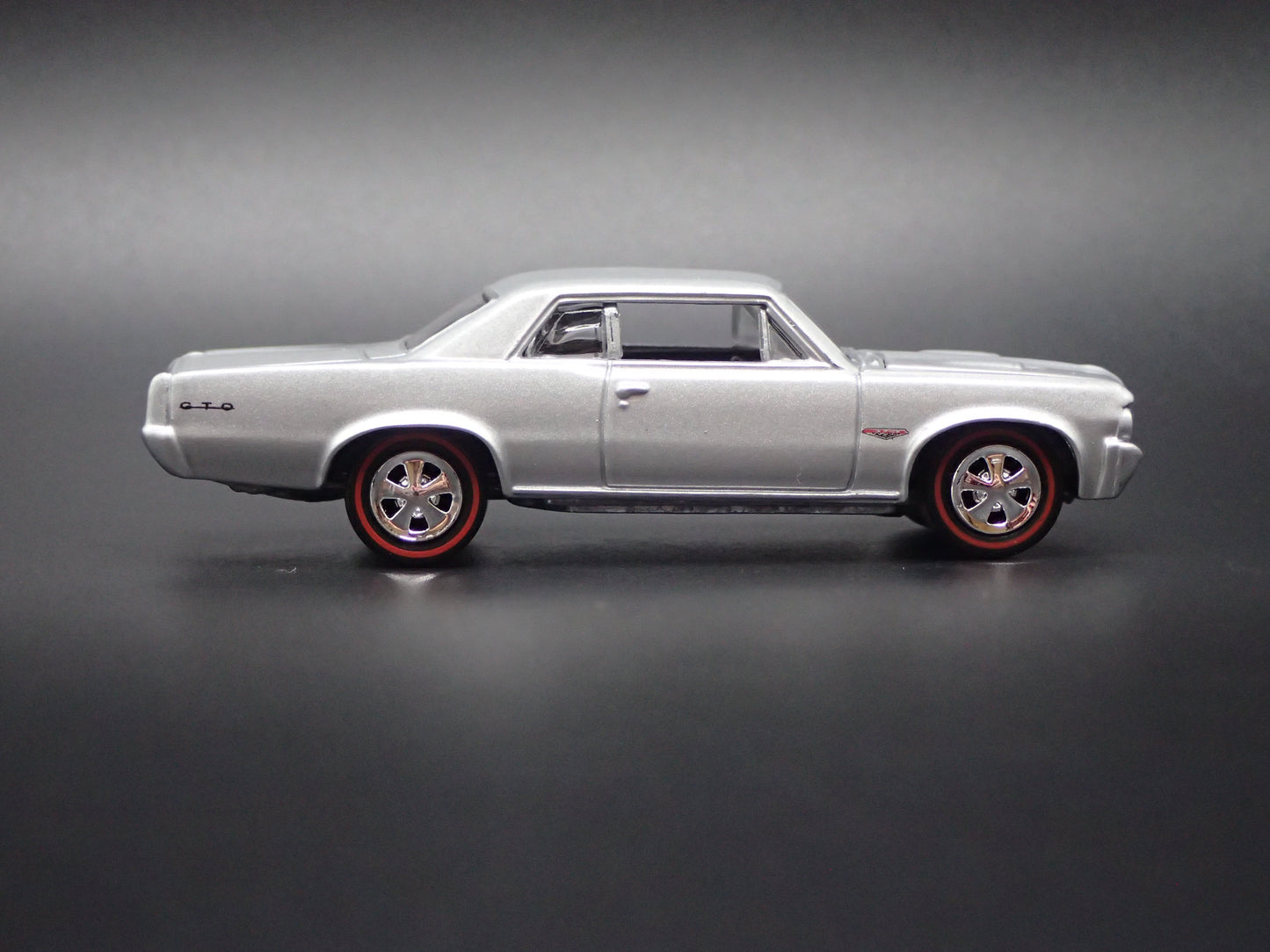 1964 64 PONTIAC GTO SILVER 1/64 SCALE COLLECTIBLE DIORAMA DIECAST MODEL CAR
