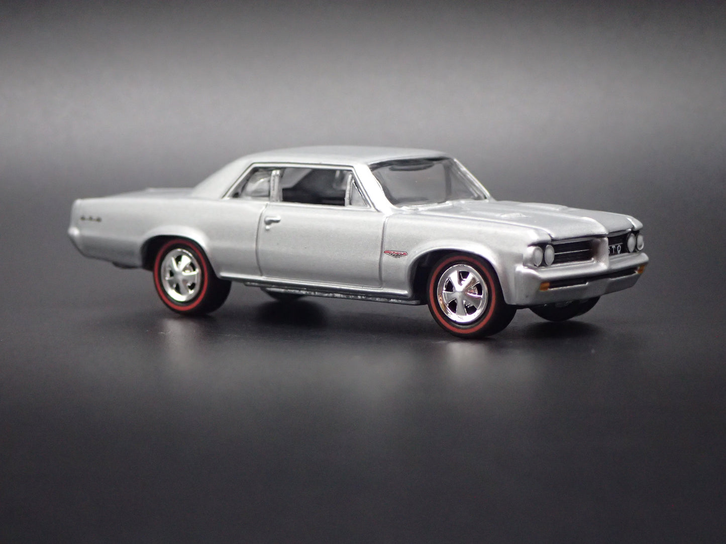 1964 64 PONTIAC GTO SILVER 1/64 SCALE COLLECTIBLE DIORAMA DIECAST MODEL CAR