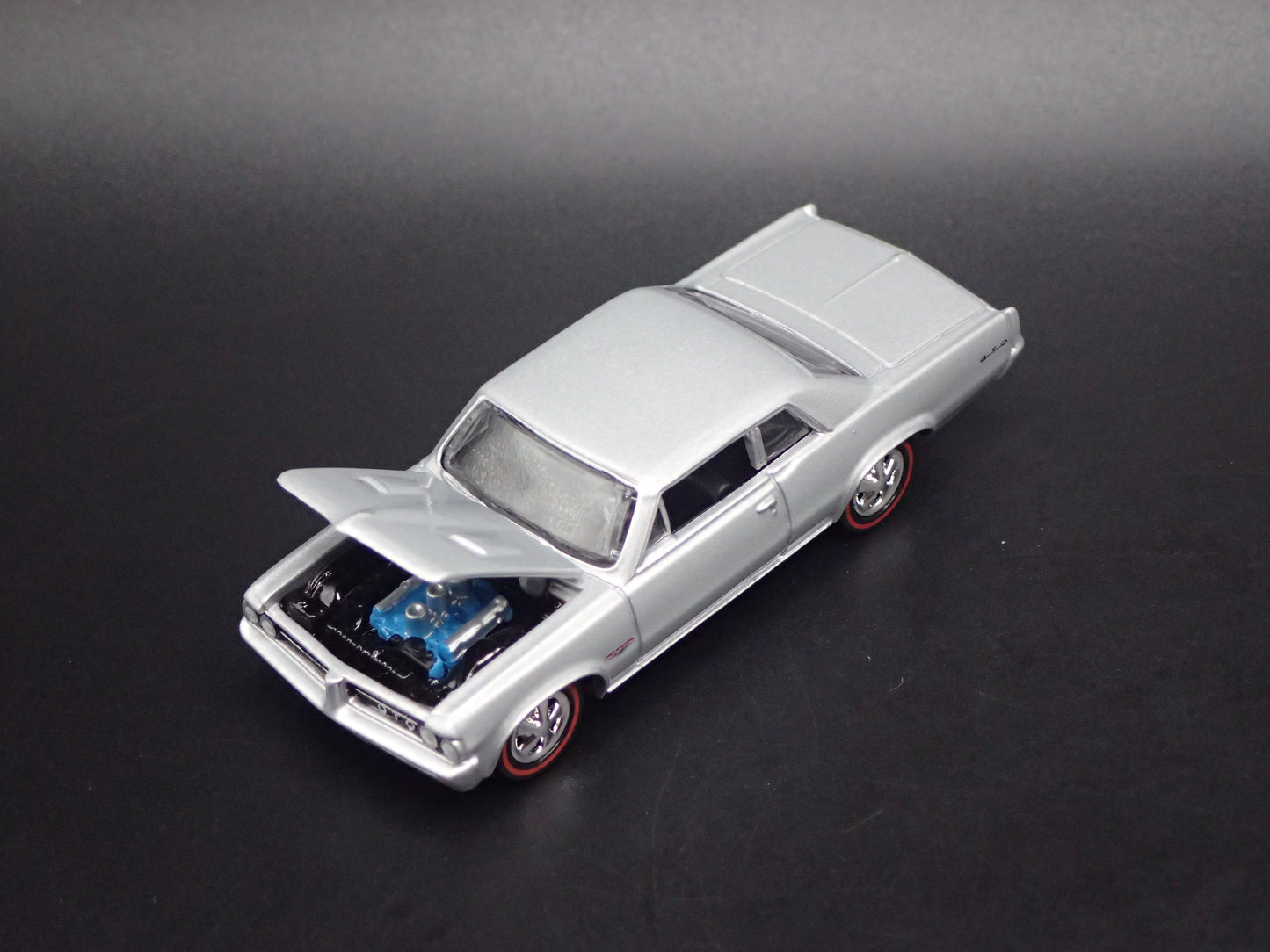 1964 64 PONTIAC GTO SILVER 1/64 SCALE COLLECTIBLE DIORAMA DIECAST MODEL CAR