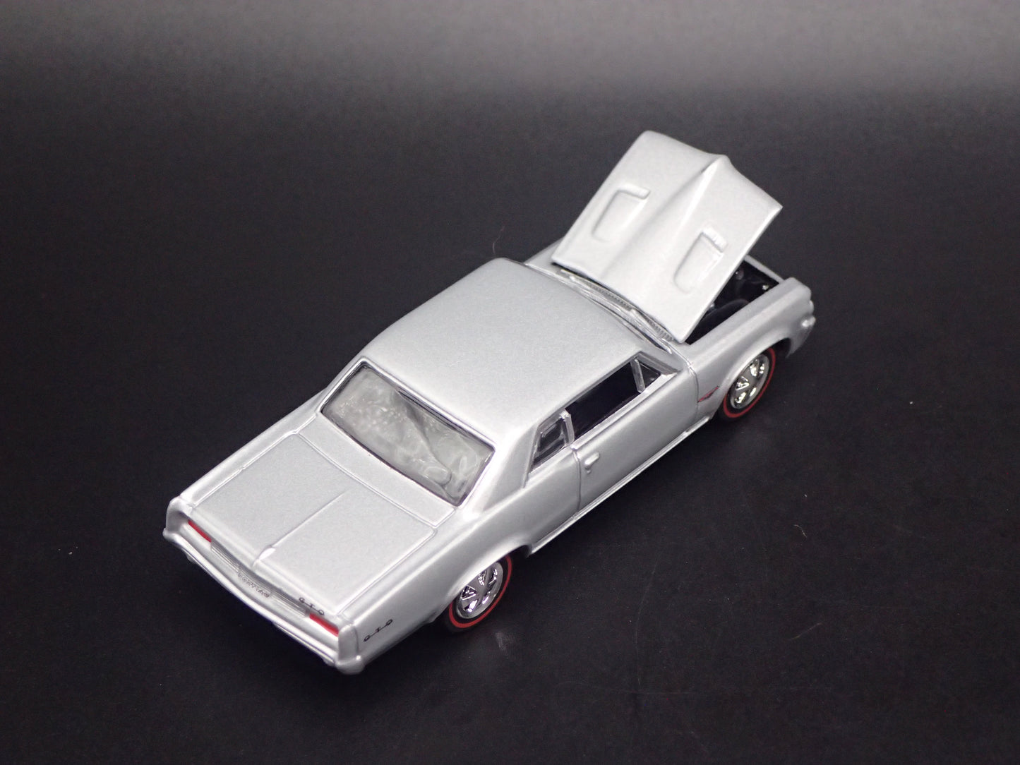 1964 64 PONTIAC GTO SILVER 1/64 SCALE COLLECTIBLE DIORAMA DIECAST MODEL CAR