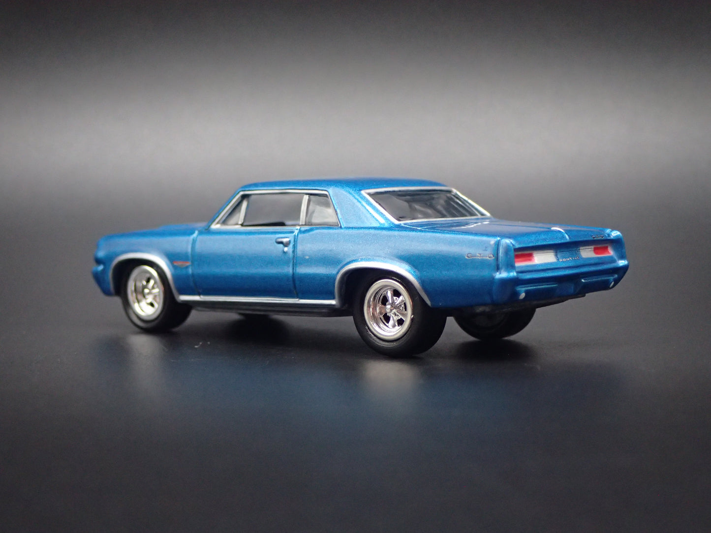 1964 64 PONTIAC GTO TEAL RARE 1/64 SCALE COLLECTIBLE DIORAMA DIECAST MODEL CAR