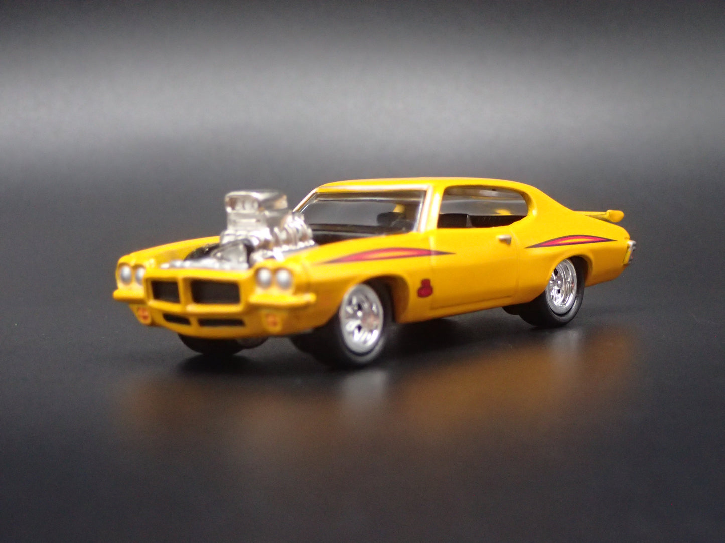 1971 71 PONTIAC GTO JUDGE YELLOW 1/64 SCALE COLLECTIBLE DIECAST MODEL CAR