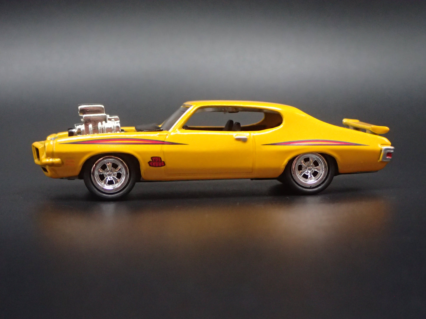 1971 71 PONTIAC GTO JUDGE YELLOW 1/64 SCALE COLLECTIBLE DIECAST MODEL CAR