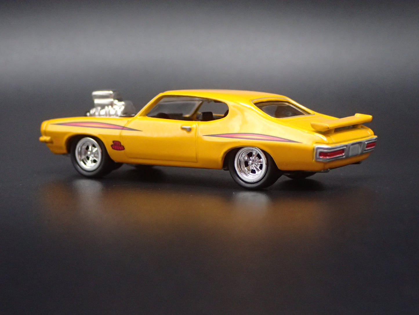 1971 71 PONTIAC GTO JUDGE YELLOW 1/64 SCALE COLLECTIBLE DIECAST MODEL CAR