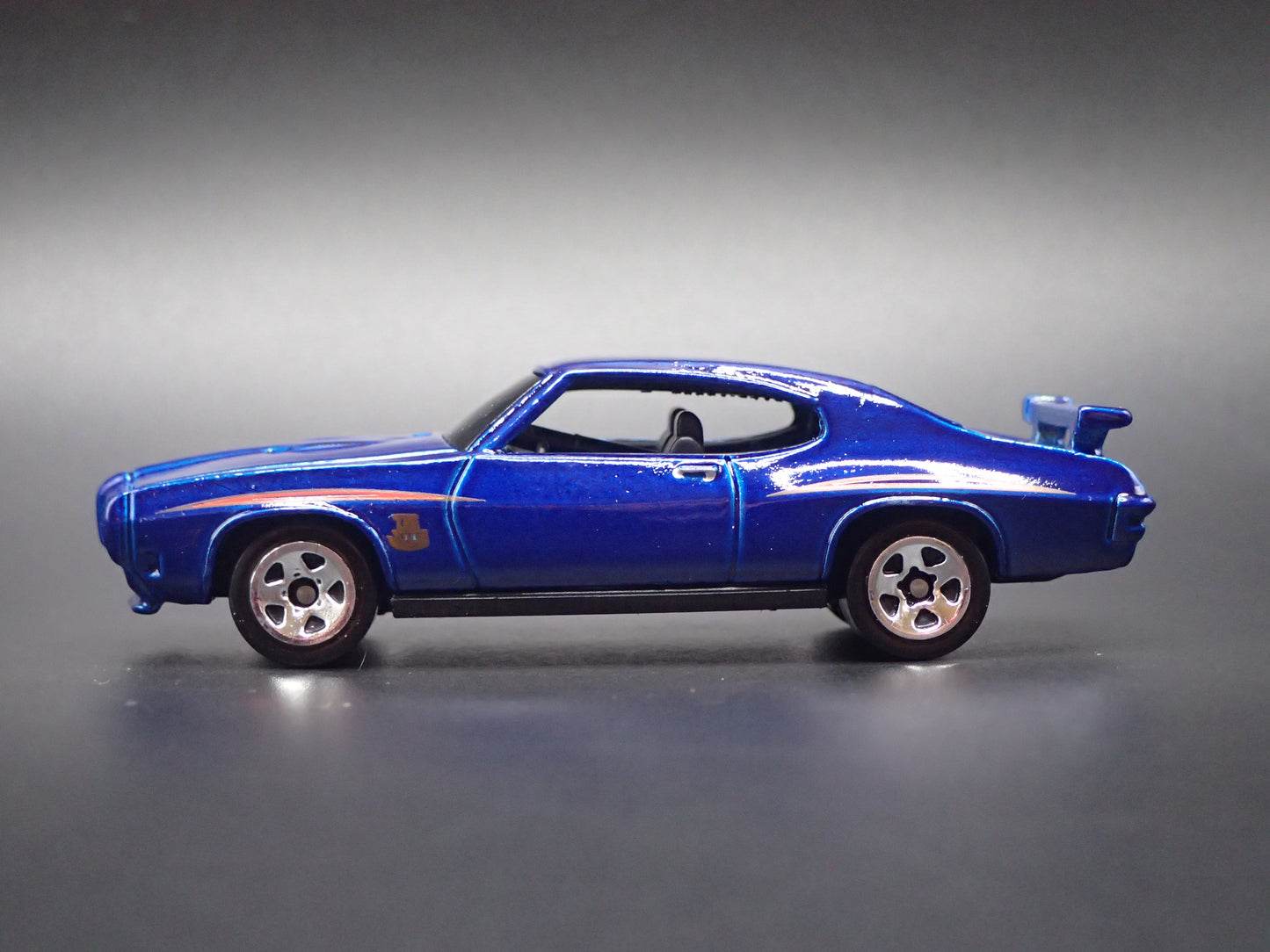 1970 70 PONTIAC GTO JUDGE BLUE 1/64 SCALE COLLECTIBLE DIORAMA DIECAST MODEL CAR