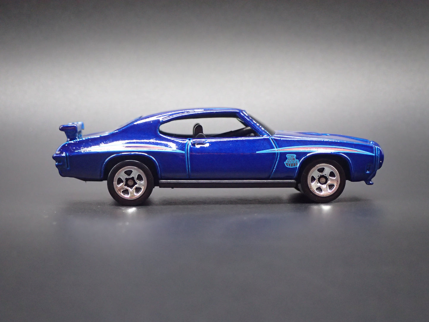 1970 70 PONTIAC GTO JUDGE BLUE 1/64 SCALE COLLECTIBLE DIORAMA DIECAST MODEL CAR
