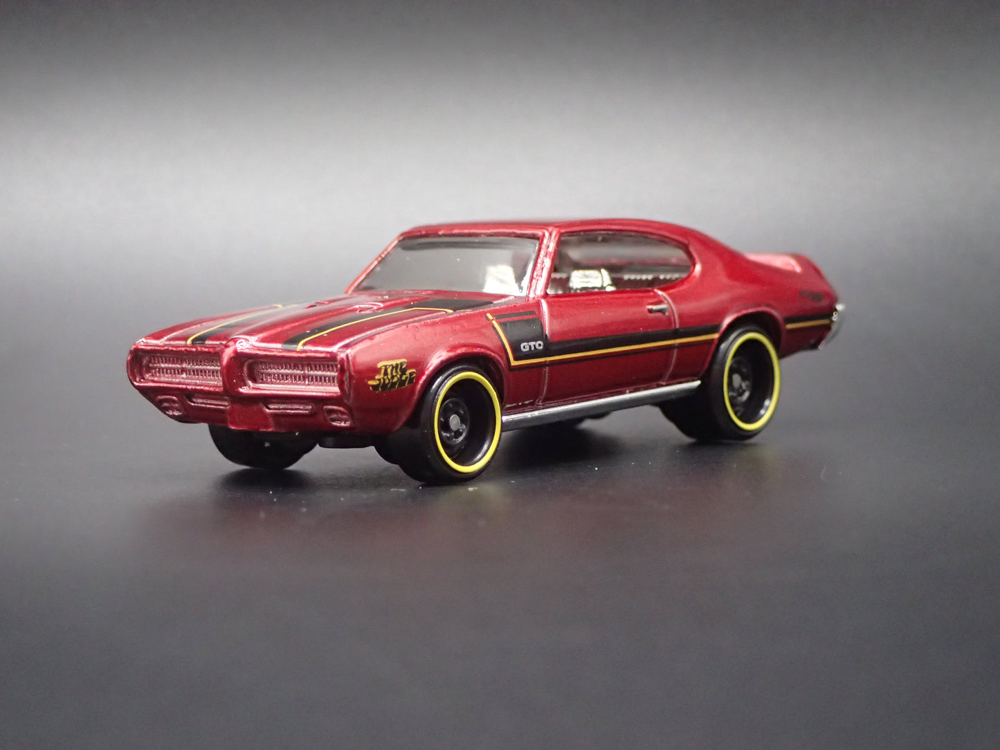 1969 69 PONTIAC GTO RED 1:64 SCALE DIORAMA DIECAST MODEL CAR