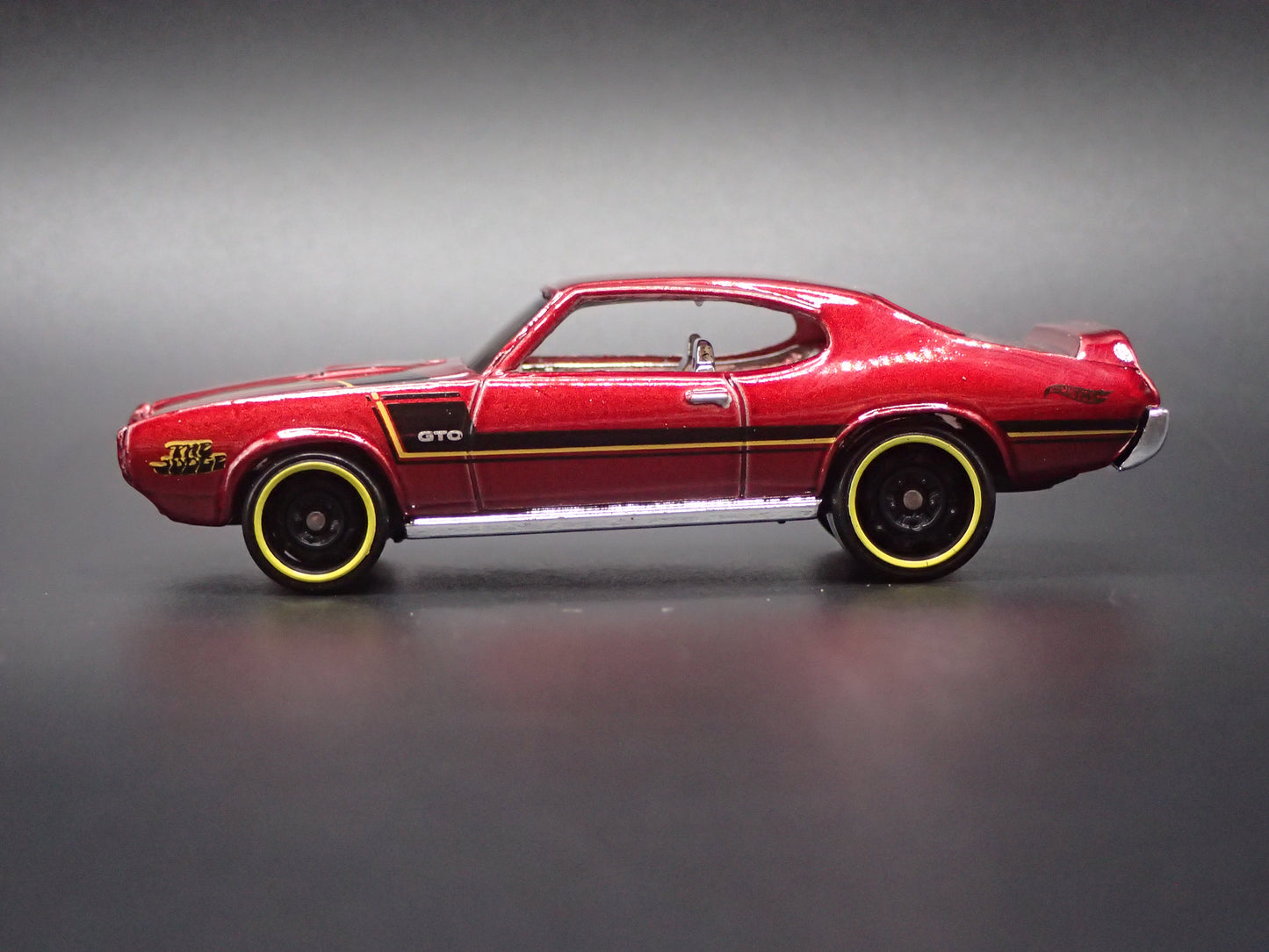 1969 69 PONTIAC GTO RED 1:64 SCALE DIORAMA DIECAST MODEL CAR