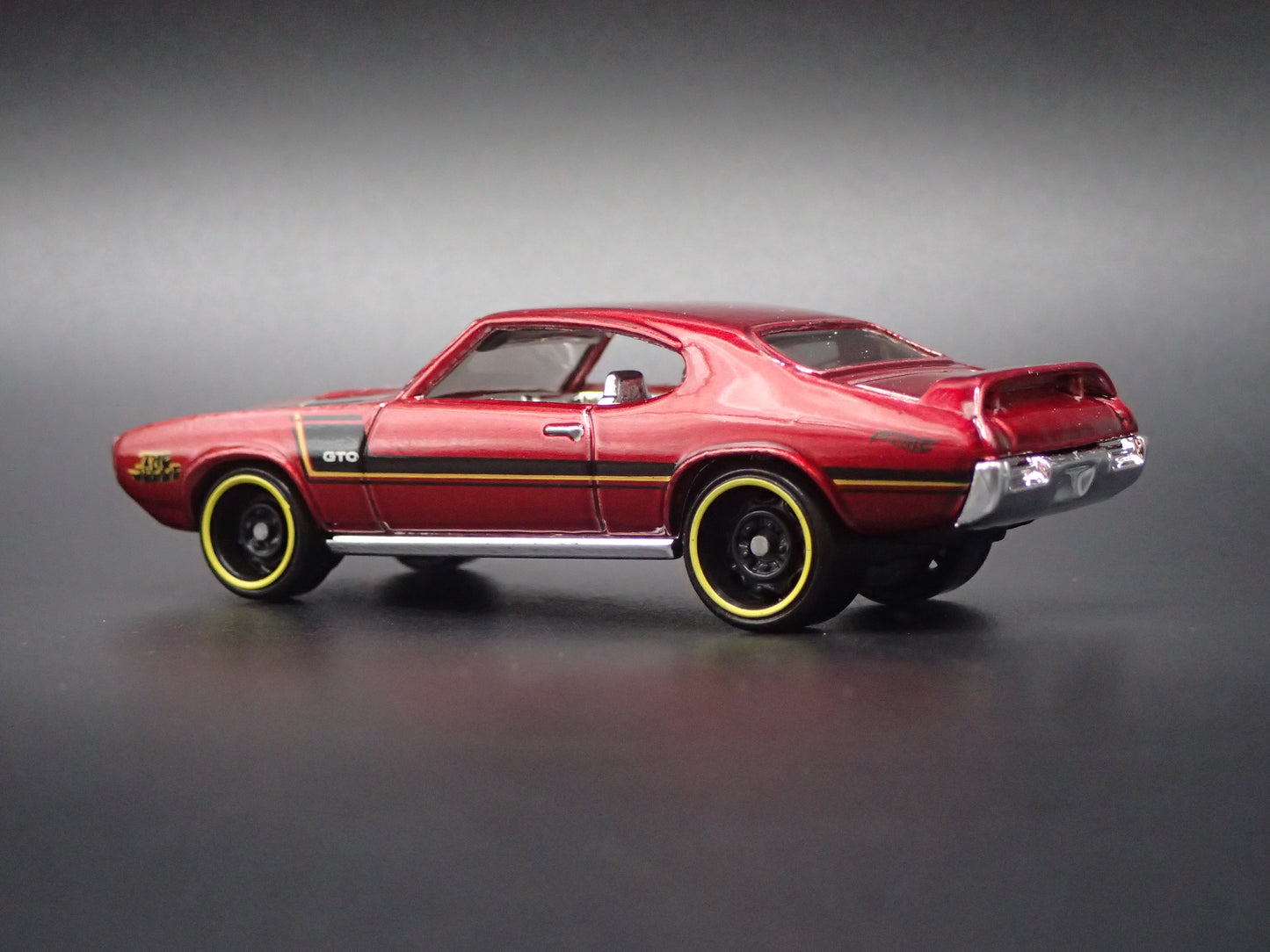 1969 69 PONTIAC GTO RED 1:64 SCALE DIORAMA DIECAST MODEL CAR