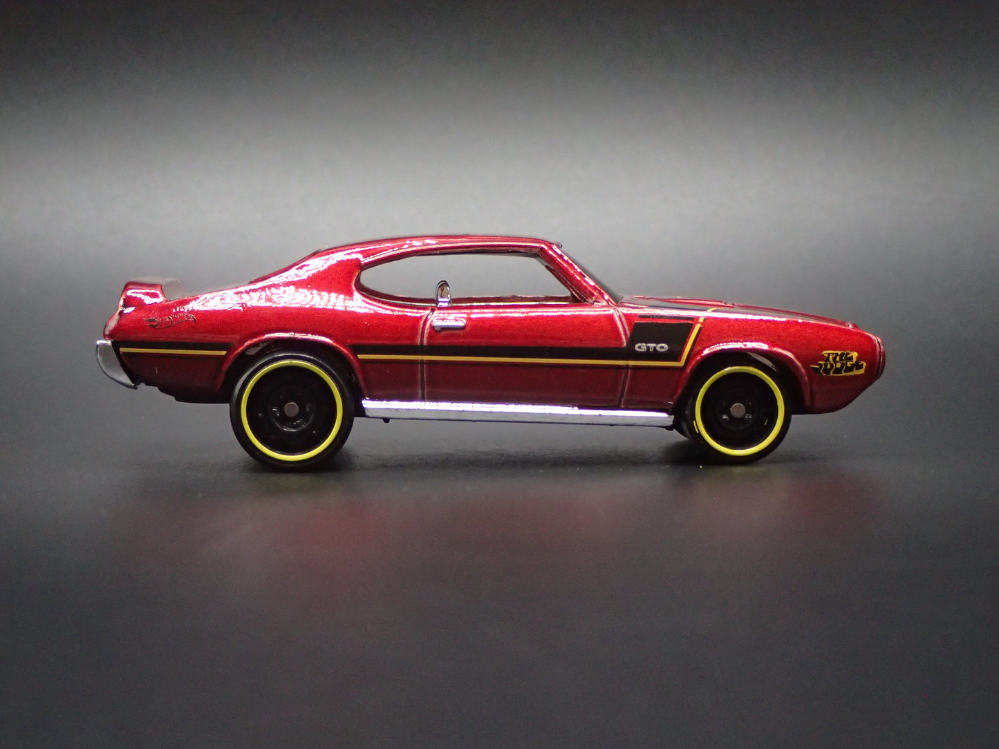 1969 69 PONTIAC GTO RED 1:64 SCALE DIORAMA DIECAST MODEL CAR