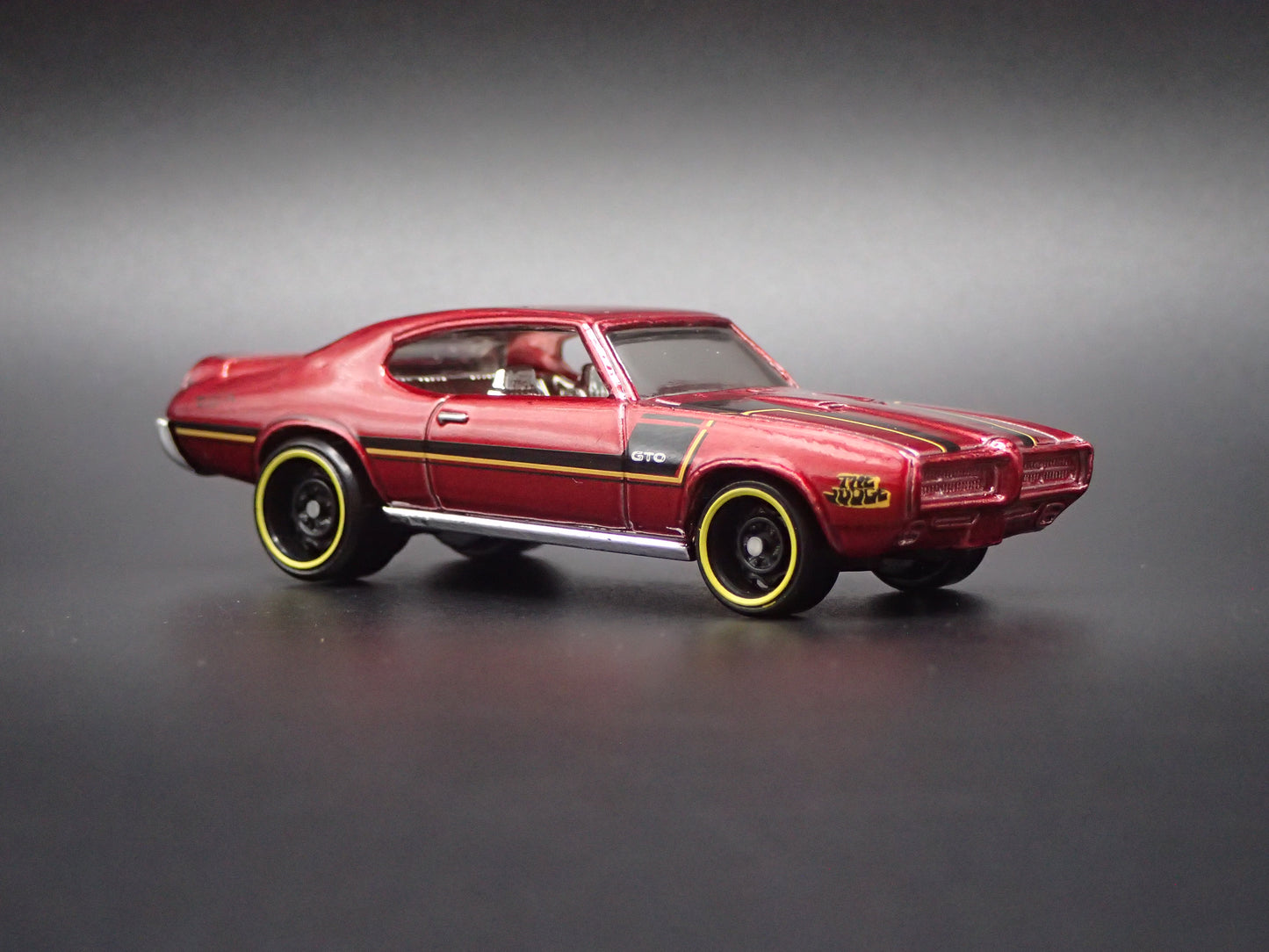 1969 69 PONTIAC GTO RED 1:64 SCALE DIORAMA DIECAST MODEL CAR