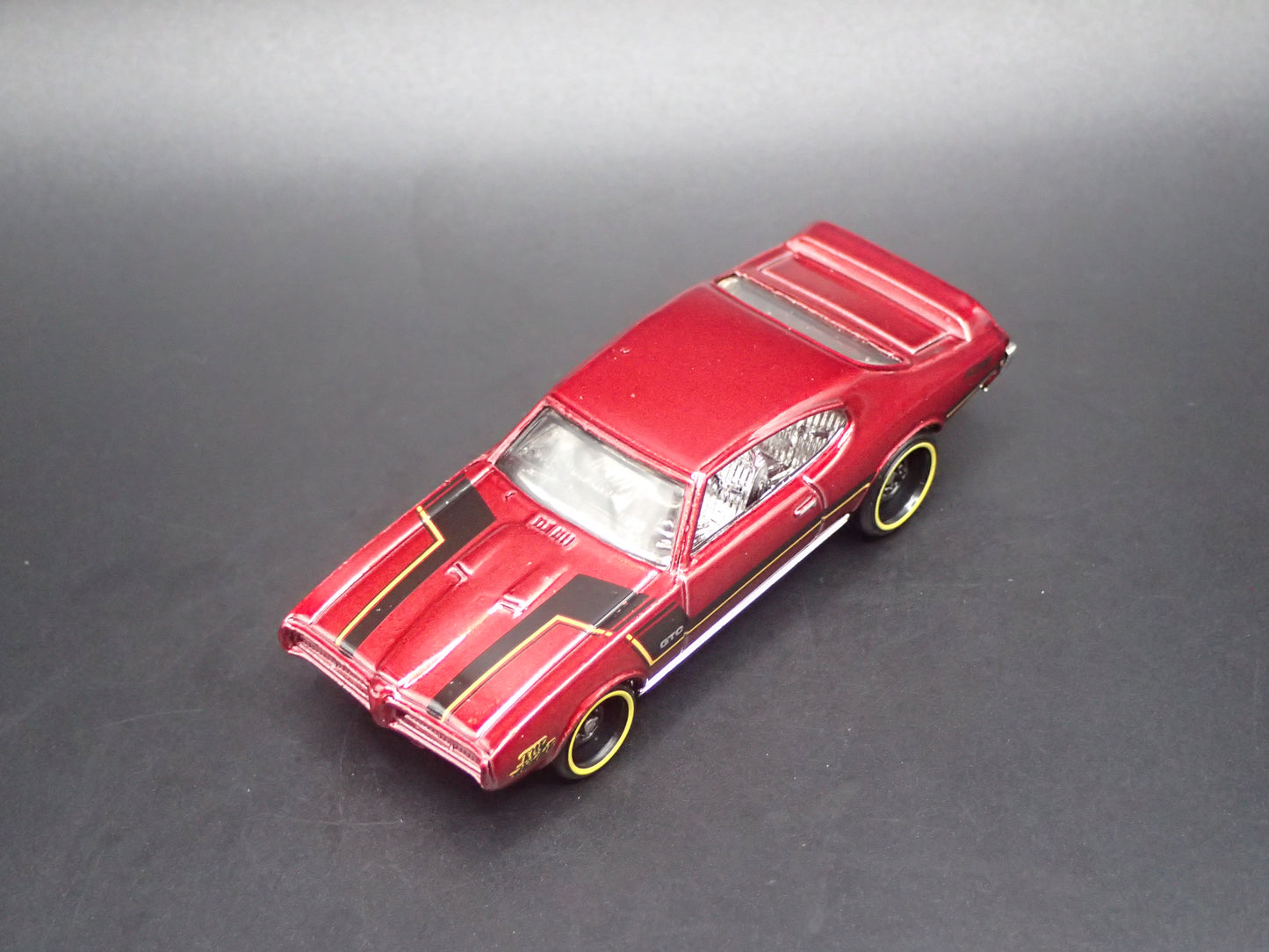 1969 69 PONTIAC GTO RED 1:64 SCALE DIORAMA DIECAST MODEL CAR