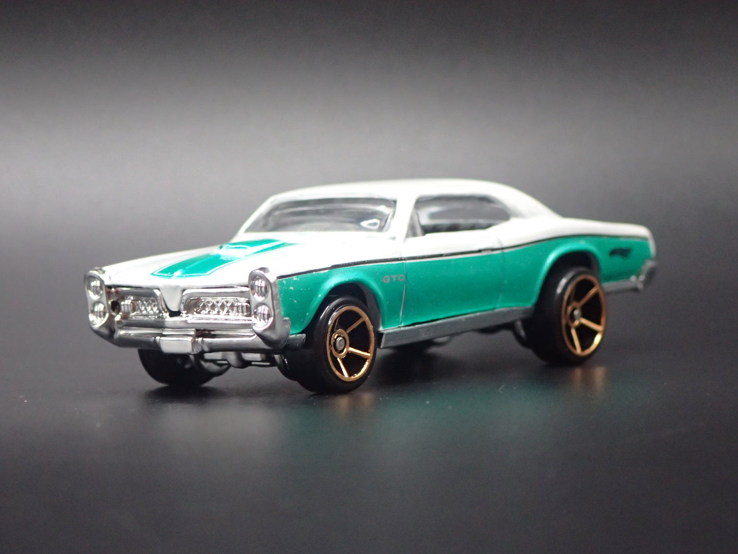 1967 PONTIAC GTO WHITE 1:64 SCALE LIMITED COLLECTIBLE DIORAMA DIECAST MODEL CAR