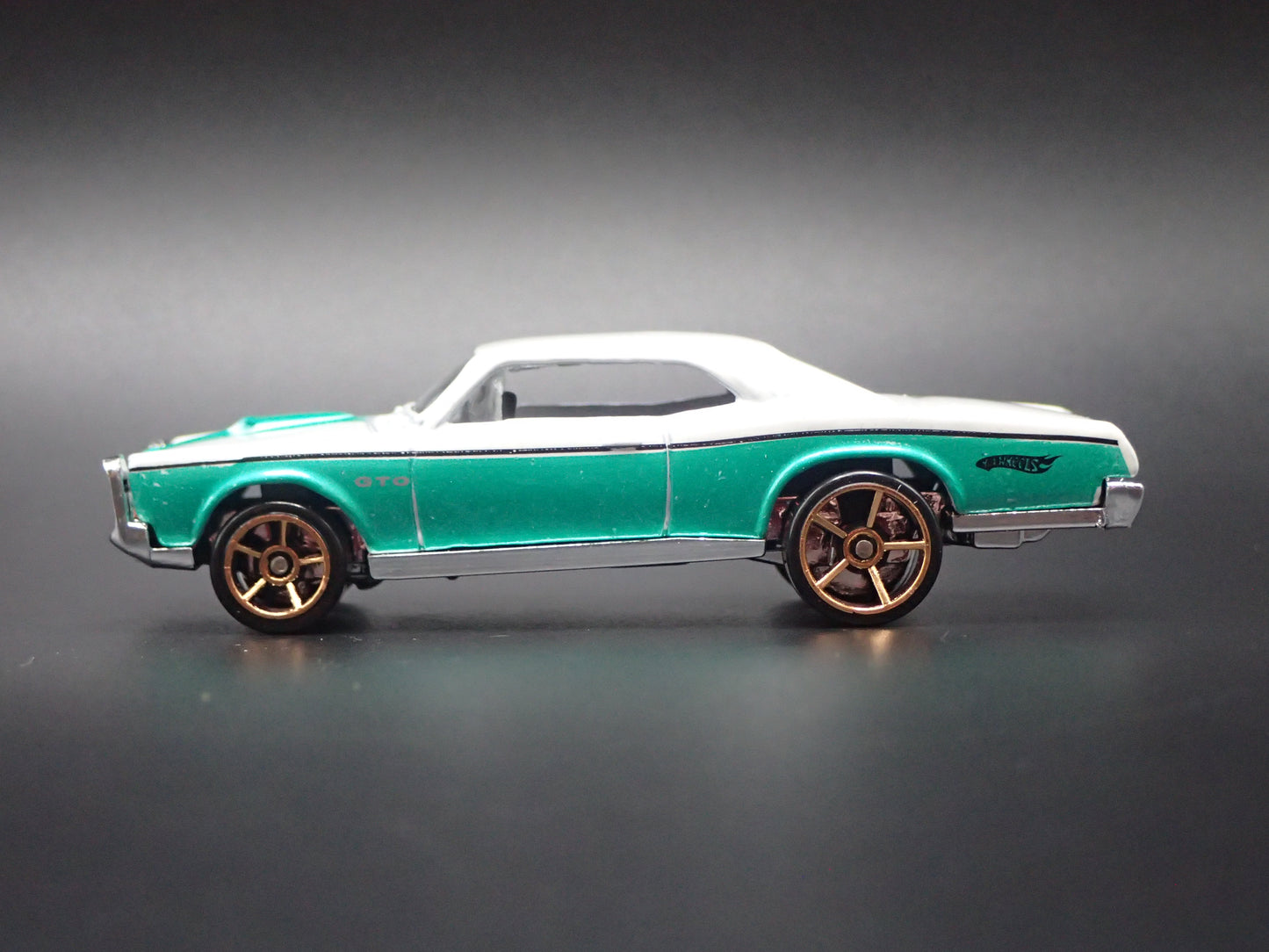 1967 PONTIAC GTO WHITE 1:64 SCALE LIMITED COLLECTIBLE DIORAMA DIECAST MODEL CAR