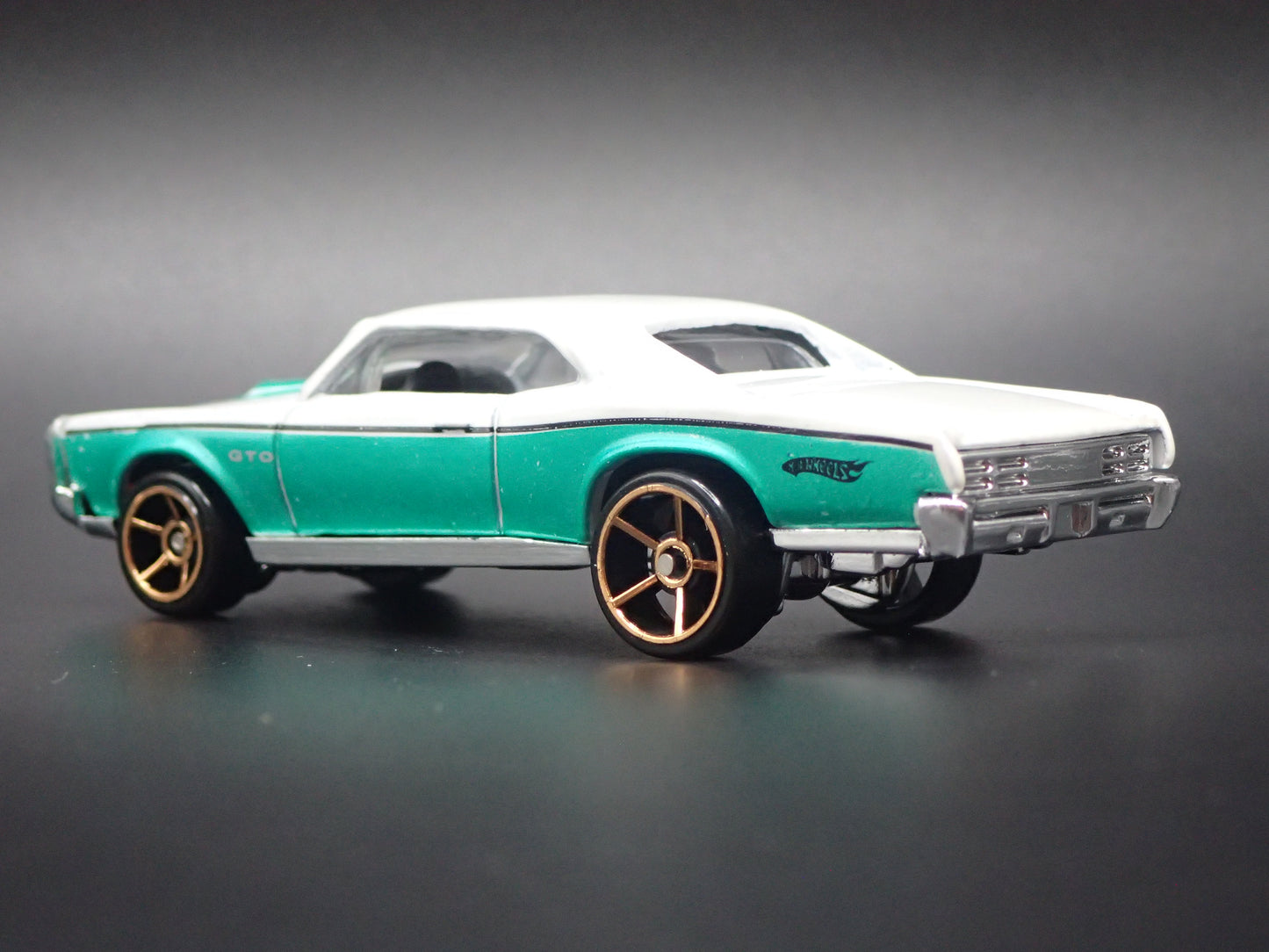 1967 PONTIAC GTO WHITE 1:64 SCALE LIMITED COLLECTIBLE DIORAMA DIECAST MODEL CAR