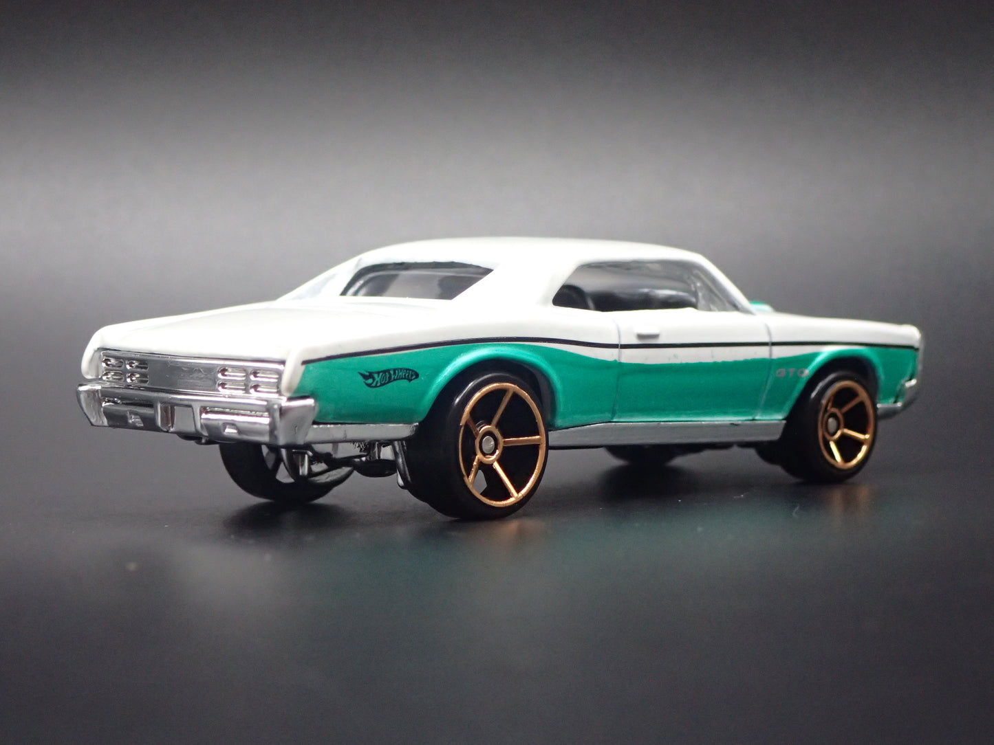 1967 PONTIAC GTO WHITE 1:64 SCALE LIMITED COLLECTIBLE DIORAMA DIECAST MODEL CAR