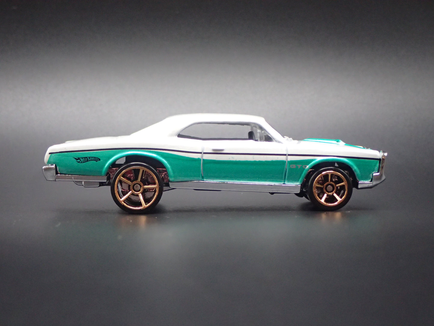 1967 PONTIAC GTO WHITE 1:64 SCALE LIMITED COLLECTIBLE DIORAMA DIECAST MODEL CAR