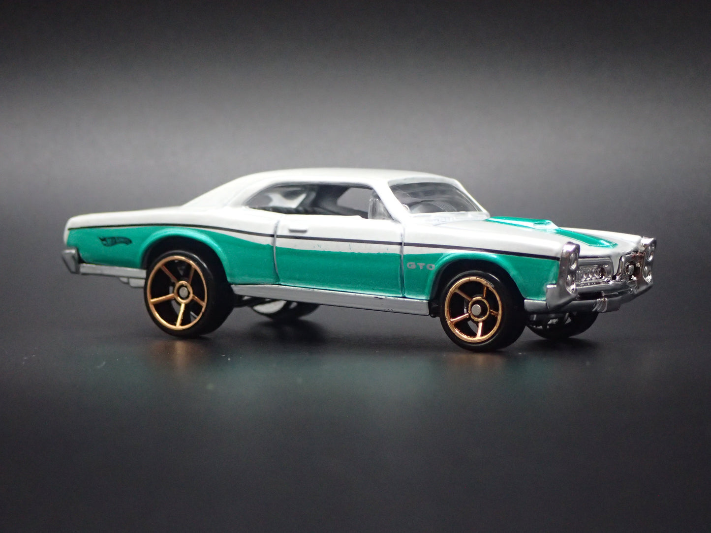 1967 PONTIAC GTO WHITE 1:64 SCALE LIMITED COLLECTIBLE DIORAMA DIECAST MODEL CAR