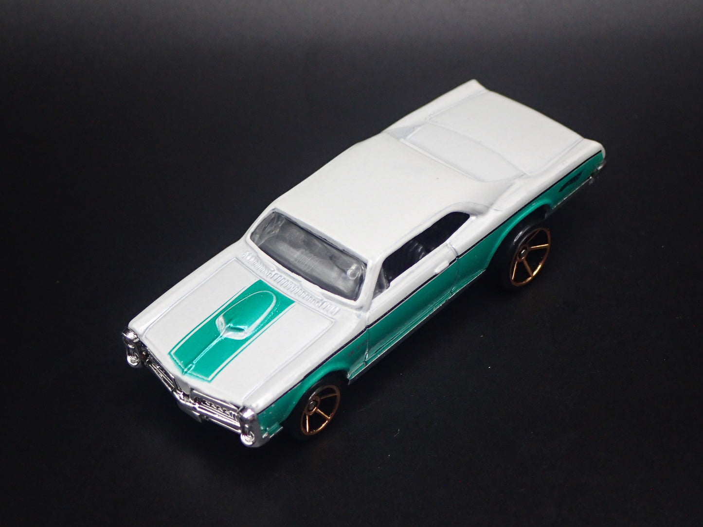 1967 PONTIAC GTO WHITE 1:64 SCALE LIMITED COLLECTIBLE DIORAMA DIECAST MODEL CAR