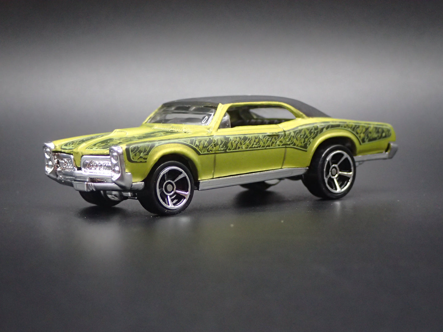 1967 PONTIAC GTO GREEN 1:64 SCALE LIMITED COLLECTIBLE DIORAMA DIECAST MODEL CAR