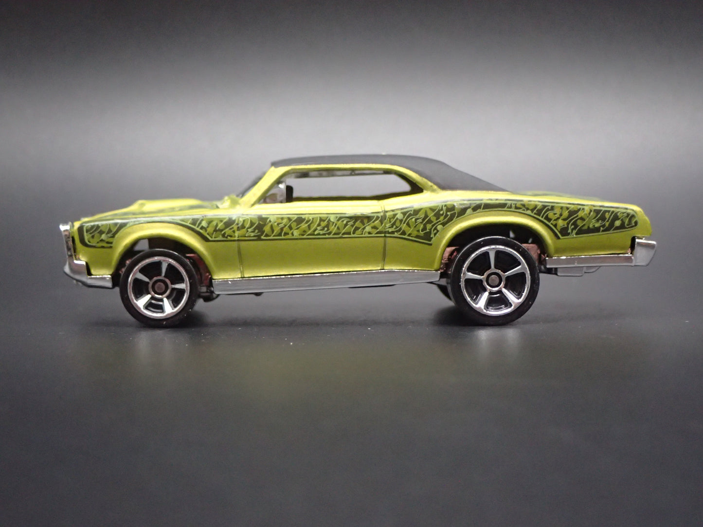 1967 PONTIAC GTO GREEN 1:64 SCALE LIMITED COLLECTIBLE DIORAMA DIECAST MODEL CAR