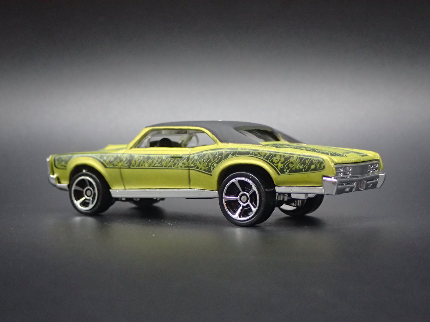 1967 PONTIAC GTO GREEN 1:64 SCALE LIMITED COLLECTIBLE DIORAMA DIECAST MODEL CAR