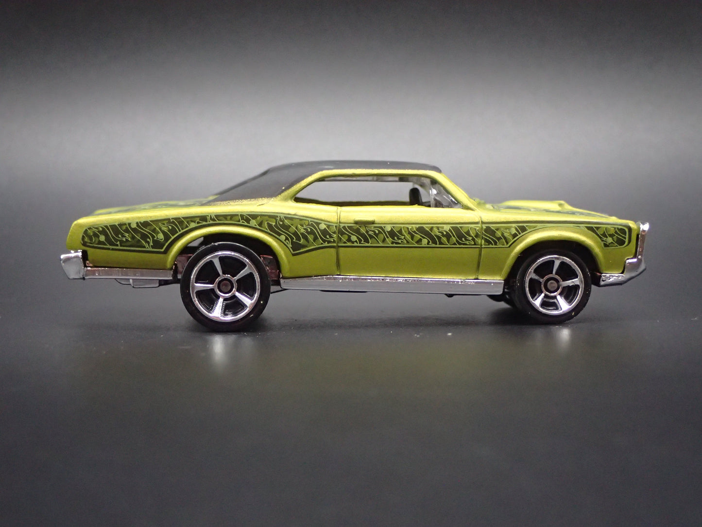 1967 PONTIAC GTO GREEN 1:64 SCALE LIMITED COLLECTIBLE DIORAMA DIECAST MODEL CAR